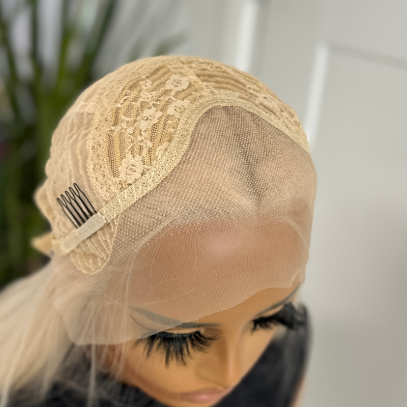 Perruque blonde platine 56 cm | Frontale en dentelle lisse – Britt
