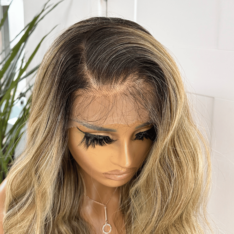 Perruque blonde gelato 28" avec lace front 13×6 | Raie libre, résistante à la chaleur - Alicia
