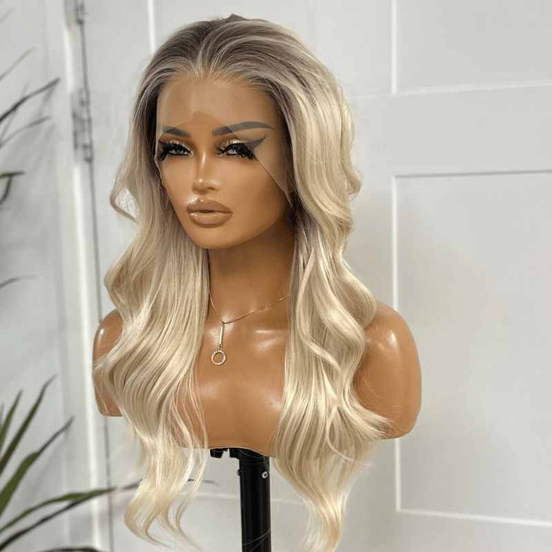 Blond clair avec racines apparentes | Perruque synthétique à lace front et ligne de cheveux scandinave - Freya