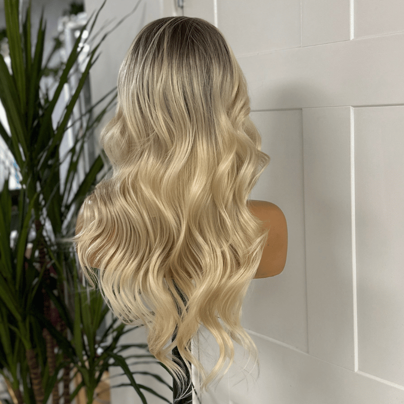 Blond clair avec racines apparentes | Perruque synthétique à lace front et ligne de cheveux scandinave - Freya