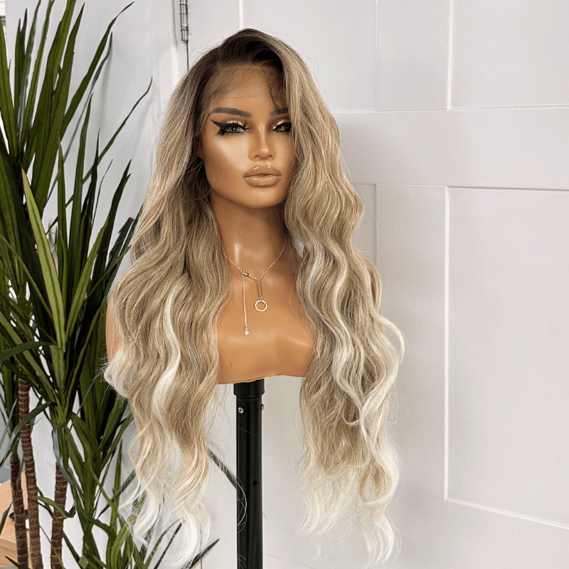 Perruque blonde balayage 28&quot; avec lace front 13×6 | Raie libre, résistante à la chaleur - Alicia