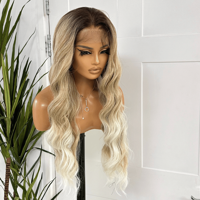 Perruque blonde balayage 28&quot; avec lace front 13×6 | Raie libre, résistante à la chaleur - Alicia