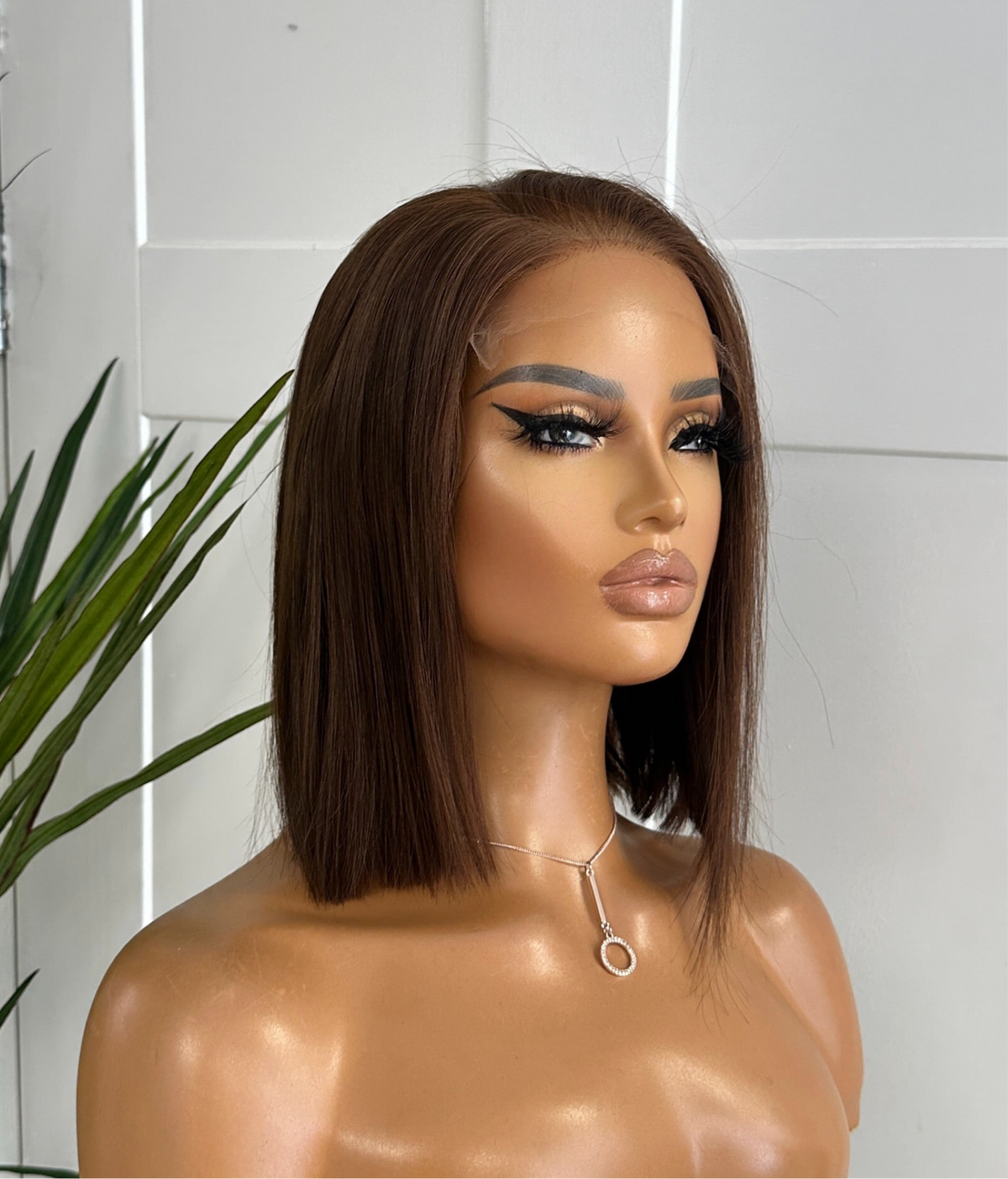 Close-up 5×5 HD lace closure with lightly bleached knots, free part

Pre-plucked hairline detail on 10&quot; brown human hair bob

HD transparent lace scalp effect on brown lace closure wig

Parting detail: free part 5×5 closure with realistic scalp look