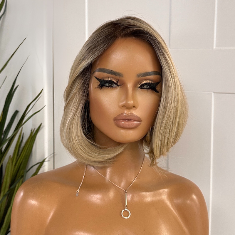 Perruque synthétique Octavia, bob blond avec racines apparentes et bordure en dentelle monofilament