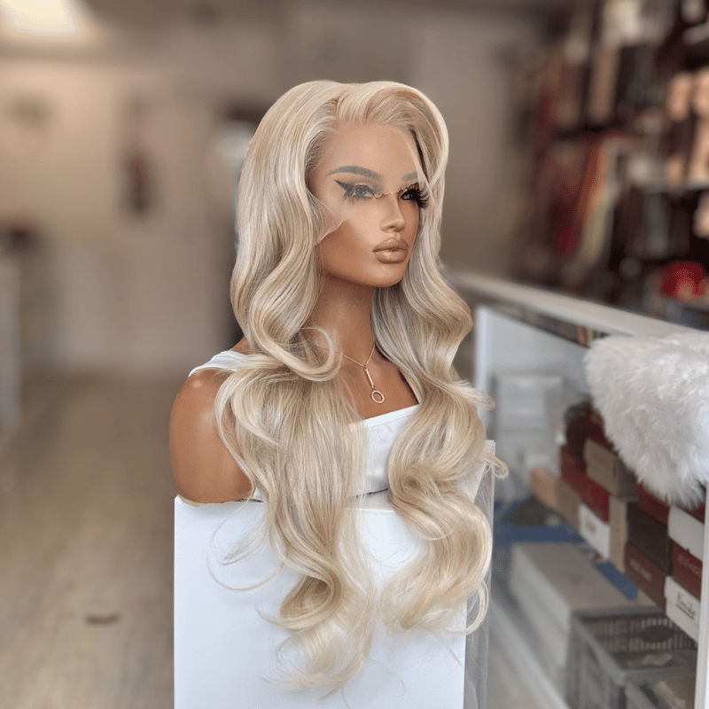 Lange, hellchampagnerblonde Kunsthaarperücke mit Lace-Front – SORRIE/101