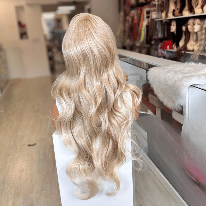 Lange, hellchampagnerblonde Kunsthaarperücke mit Lace-Front – SORRIE/101
